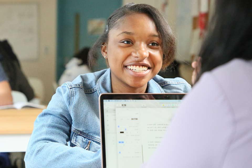 学生对着电脑微笑